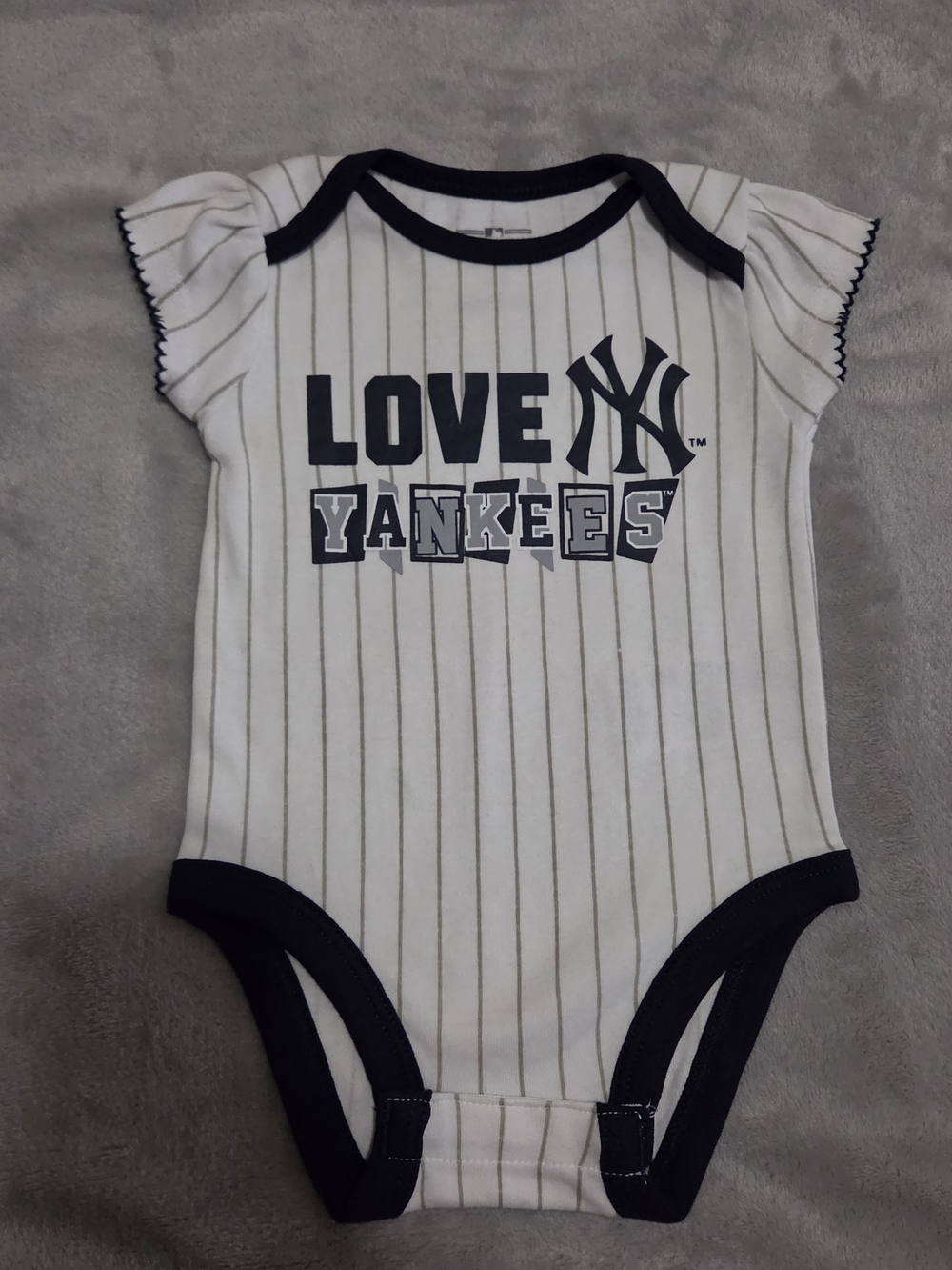 MLB Genuine Merchandise Love New York Yankees Pinstripe Bodysuit size 0/3M, NWOT